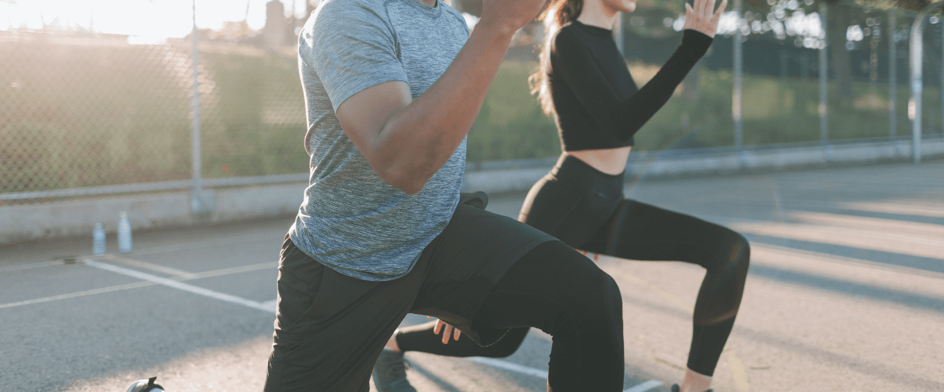Personas realizando ejercicio al aire libre con ropa deportiva en parque