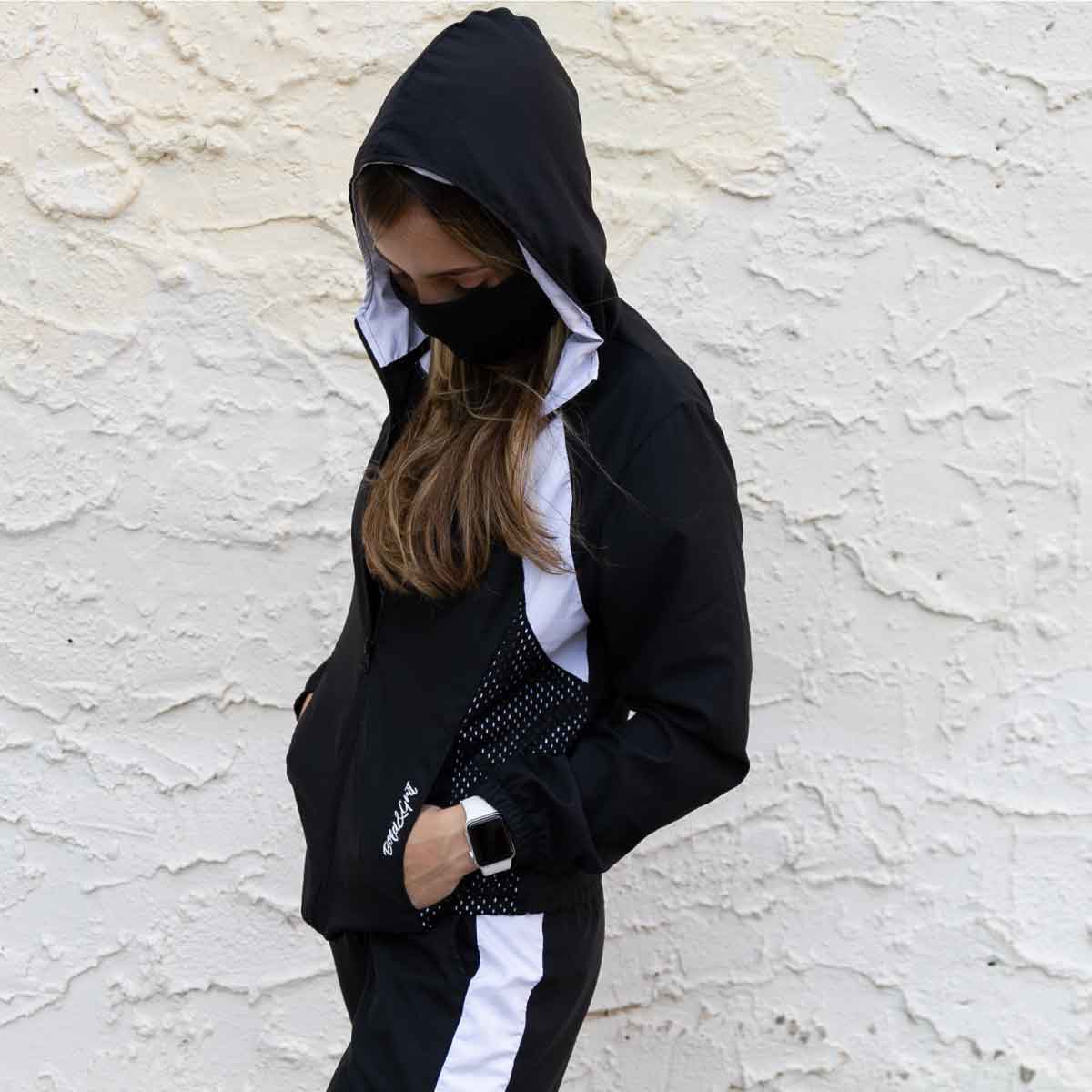 CHAQUETA PARA MUJER COLOR BLANCO Y NEGRO TAPABOCAS INCLUIDO
