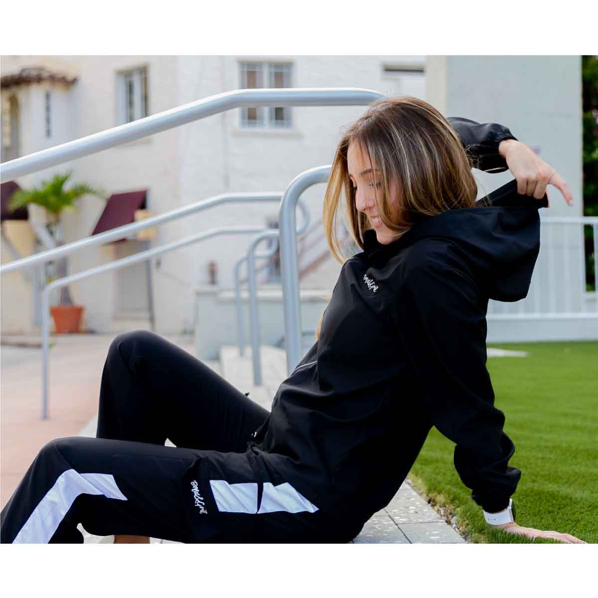 CHAQUETA EN BLANCO Y NEGRO PARA MUJER CON TAPABOCAS INCLUIDO