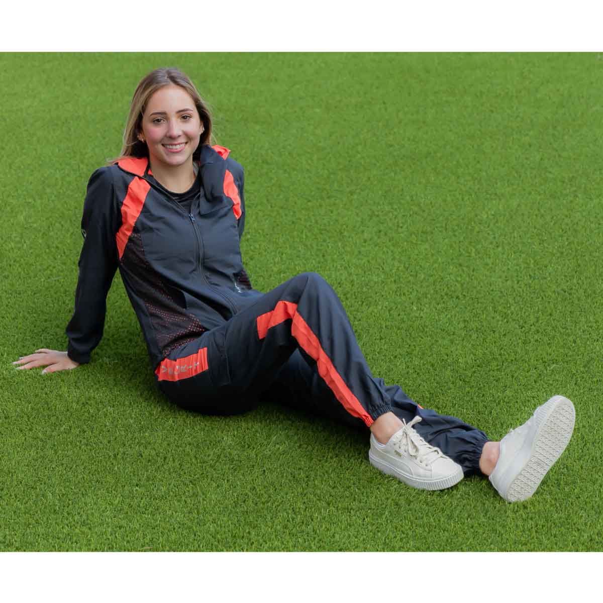 JOGGER NEGRO Y NARANJA PARA MUJER