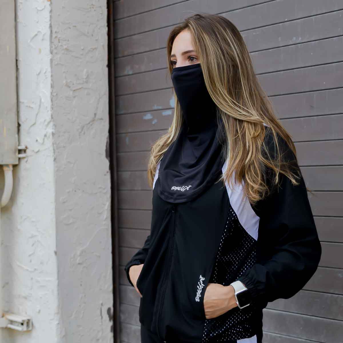 CHAQUETA EN BLANCO Y NEGRO PARA MUJER - TAPABOCAS INCLUIDO