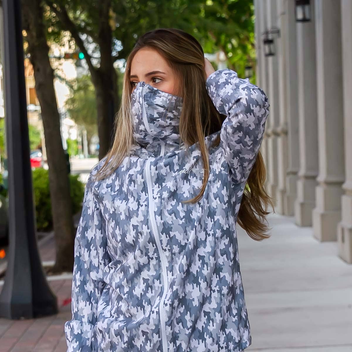 CHAQUETA CAMUFLUADA CON CAPUCHA