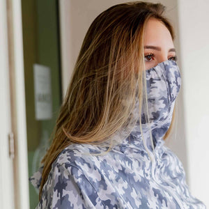 CHAQUETA GRIS CAMUFLUADA CON CAPUCHA