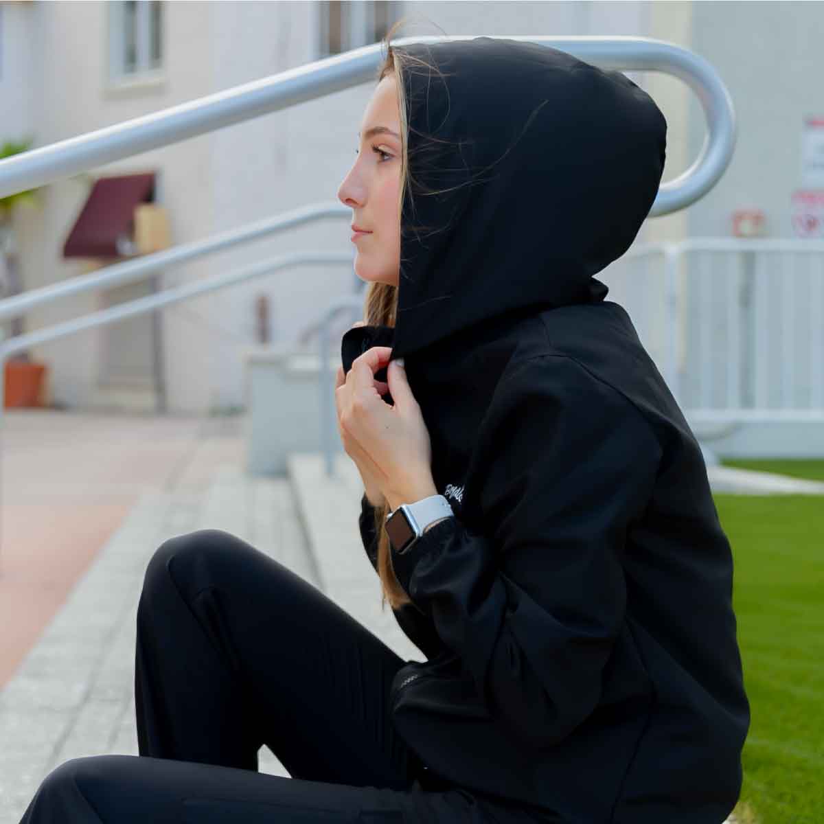 CHAQUETA EN BLANCO Y NEGRO PARA MUJER CON CAPUCHA