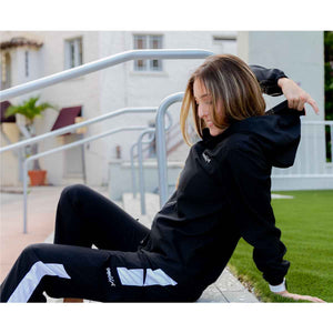 CHAQUETA EN BLANCO Y NEGRO PARA MUJER CON TAPABOCAS INCLUIDO