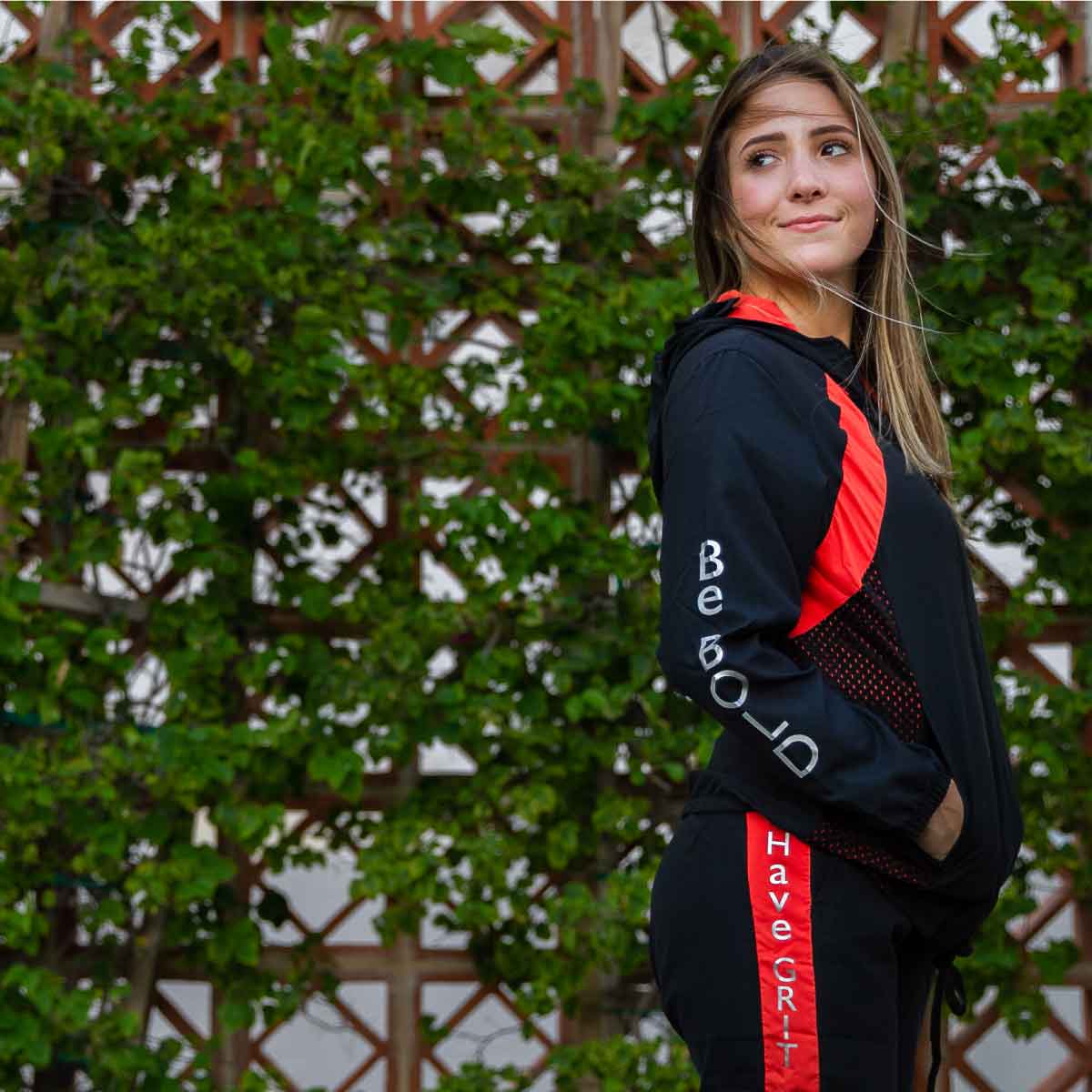 CHAQUETA COLOR NEGRA Y NARANJA PARA MUJER CON TAPABOCAS INCLUIDO